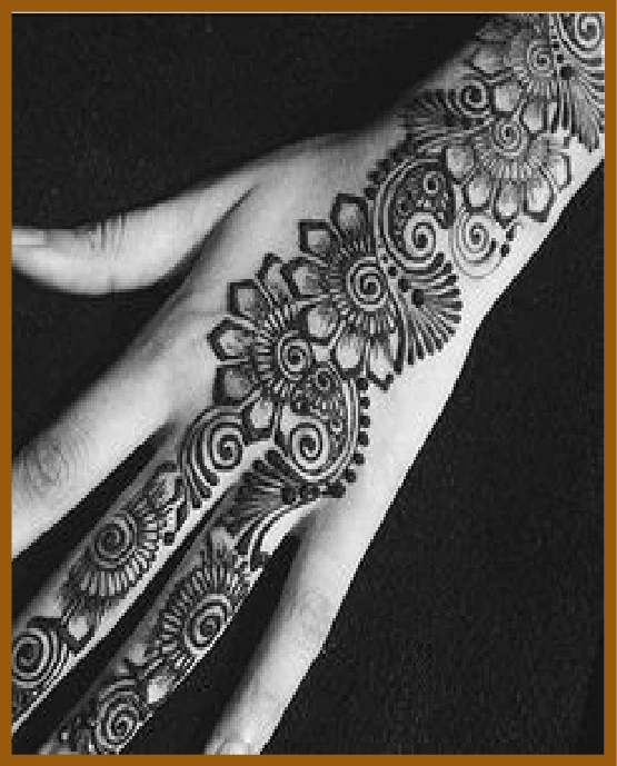 Aesthetic Arabic Style Back Mehndi With Vines